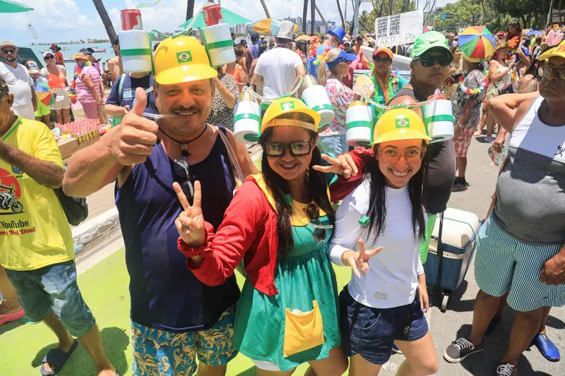 Carnaval do Pinto da Madrugada leva multidão à orla de Maceió