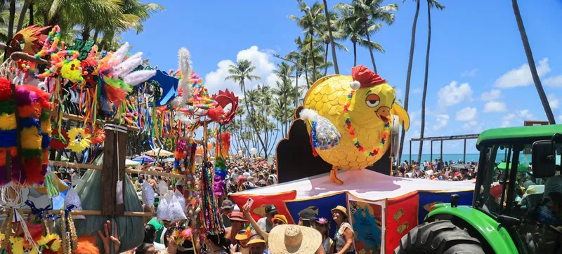 Carnaval do Pinto da Madrugada leva multidão à orla de Maceió