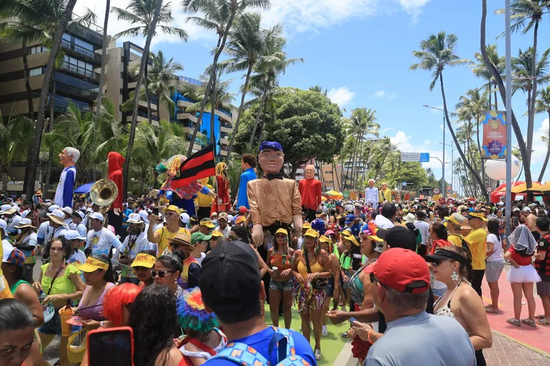 Carnaval do Pinto da Madrugada leva multidão à orla de Maceió