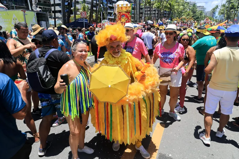 Carnaval do Pinto da Madrugada leva multidão à orla de Maceió