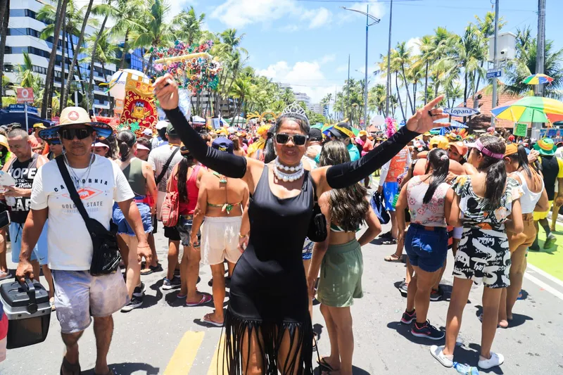 Carnaval do Pinto da Madrugada leva multidão à orla de Maceió