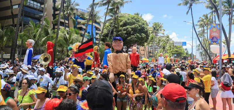 Carnaval do Pinto da Madrugada leva multidão à orla de Maceió