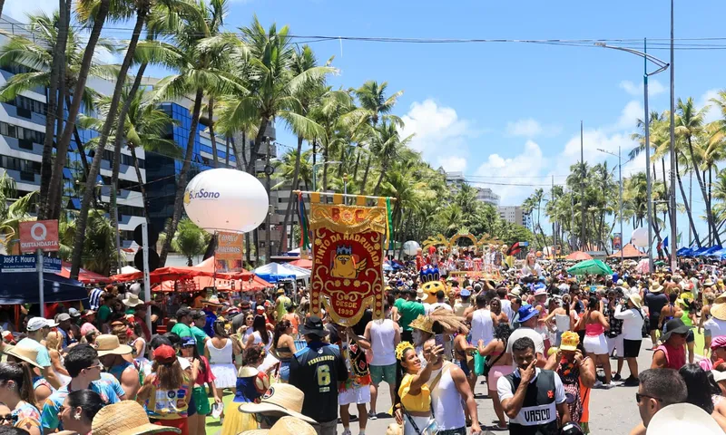 Carnaval do Pinto da Madrugada leva multidão à orla de Maceió