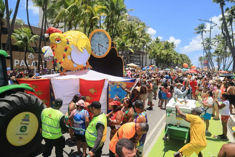 Carnaval do Pinto da Madrugada leva multidão à orla de Maceió