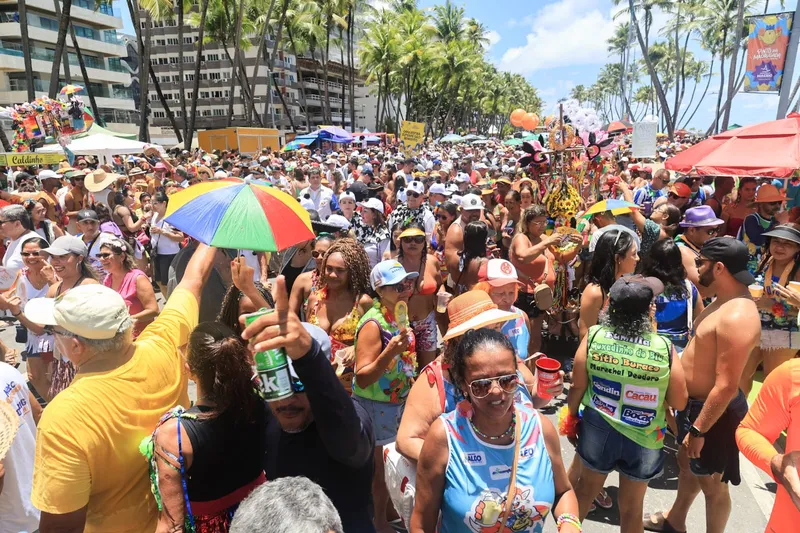 Carnaval do Pinto da Madrugada leva multidão à orla de Maceió