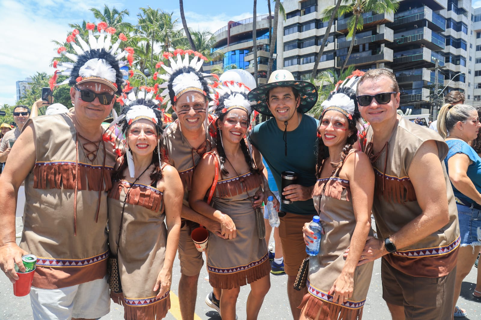 Foliões fantasiados no Bloco