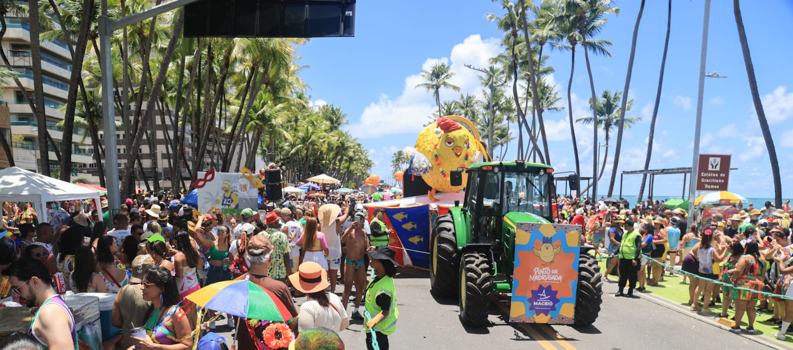 Turistas aproveitam alegria e frevo do Pinto da Madrugada em Maceió