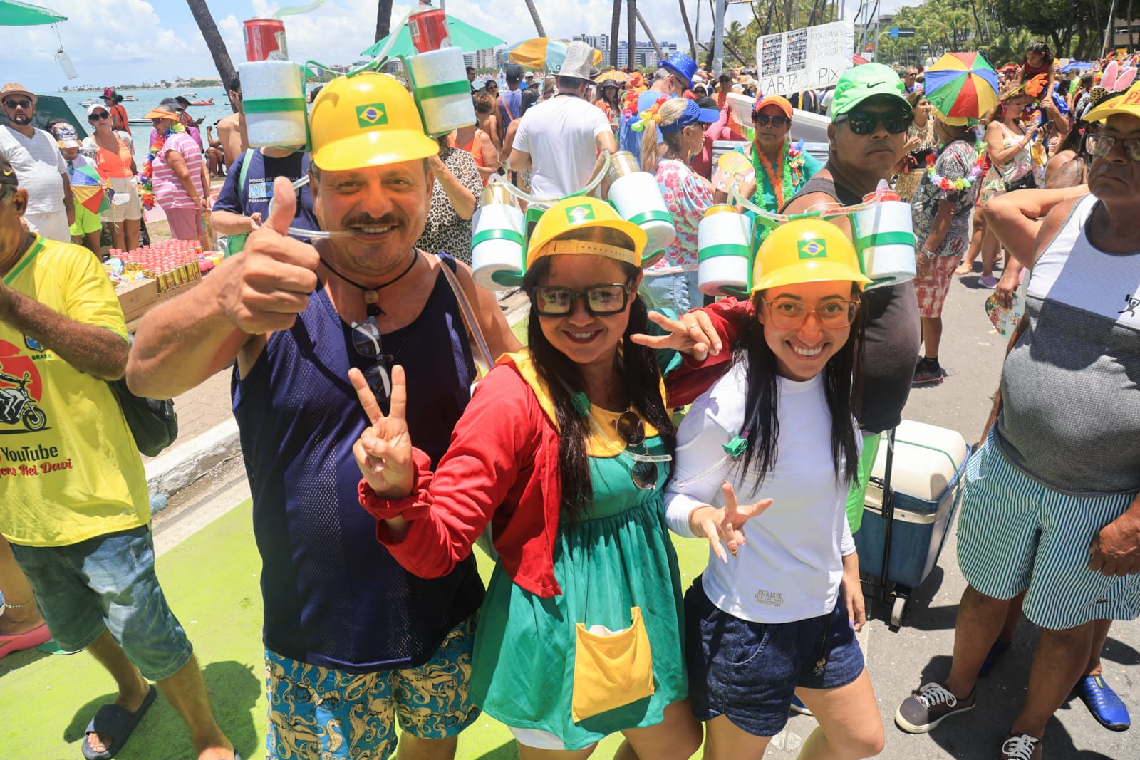 Turistas aproveitam alegria e frevo do Pinto da Madrugada em Maceió