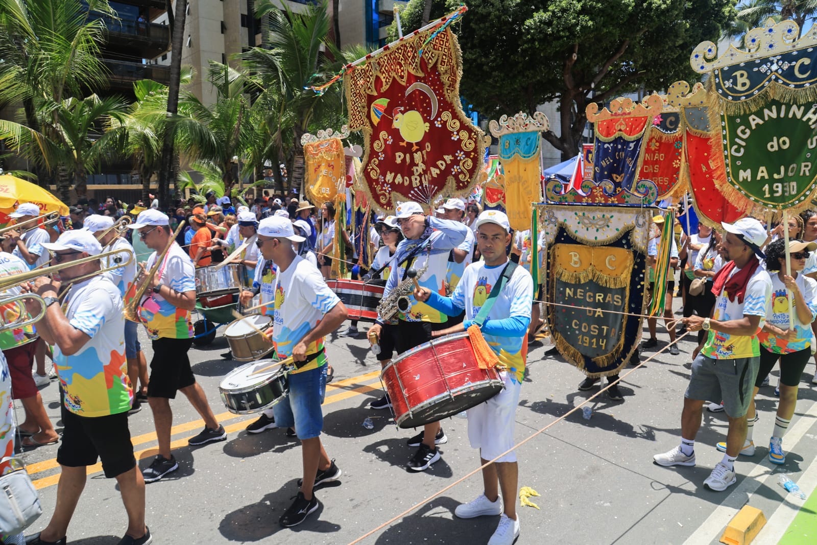 Veja como foi o desfile do Pinto da Madrugada na orla de Maceió