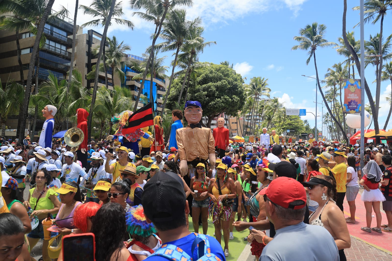 Carnaval do Pinto da Madrugada leva multidão à orla de Maceió