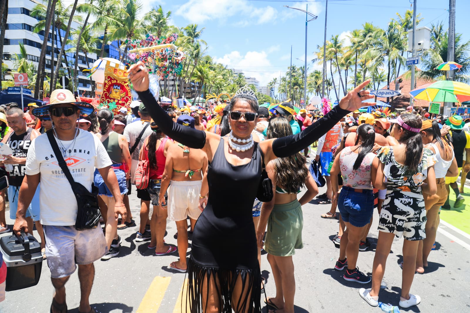 Carnaval do Pinto da Madrugada leva multidão à orla de Maceió