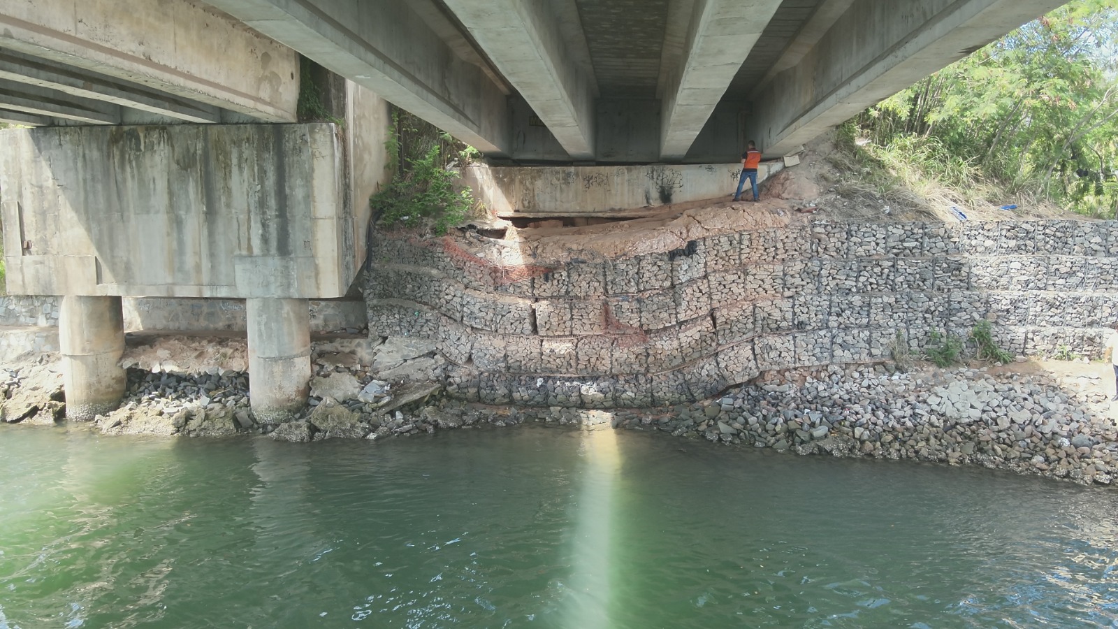 Órgãos fizeram vistoria na ponte após suspeita de possível ruptura.