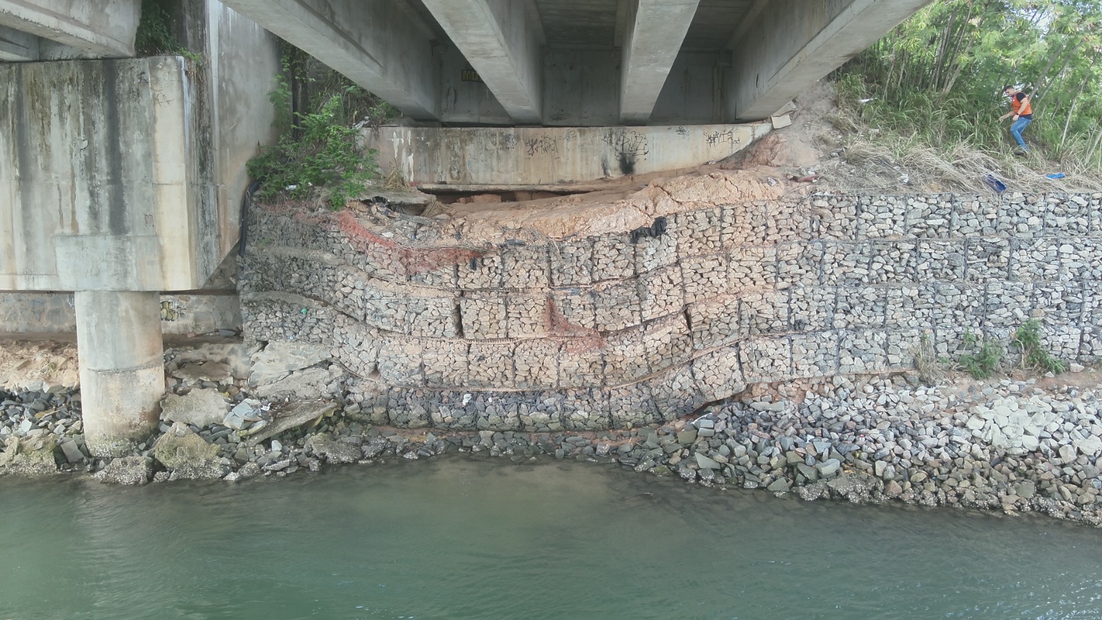 Órgãos fizeram vistoria na ponte após suspeita de possível ruptura.