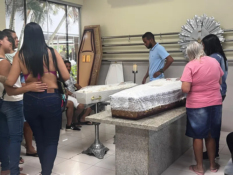 Mãe e filha assassinadas em Maceió são sepultadas sob comoção e pedidos de justiça