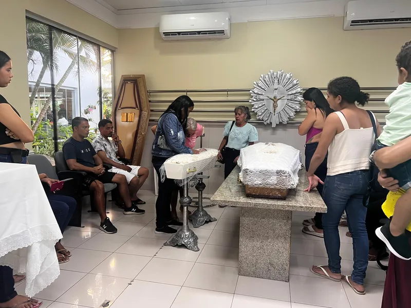 Mãe e filha assassinadas em Maceió são sepultadas sob comoção e pedidos de justiça