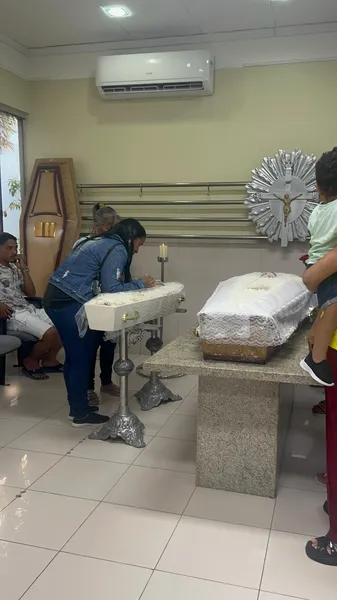Mãe e filha assassinadas em Maceió são sepultadas sob comoção e pedidos de justiça