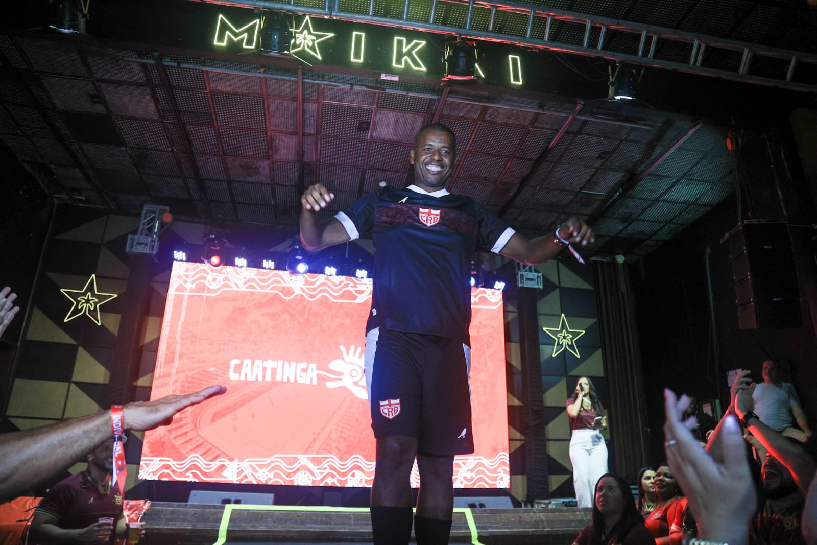 CRB apresenta nova coleção de uniformes para temporada 2025 em noite de festa em Maceió