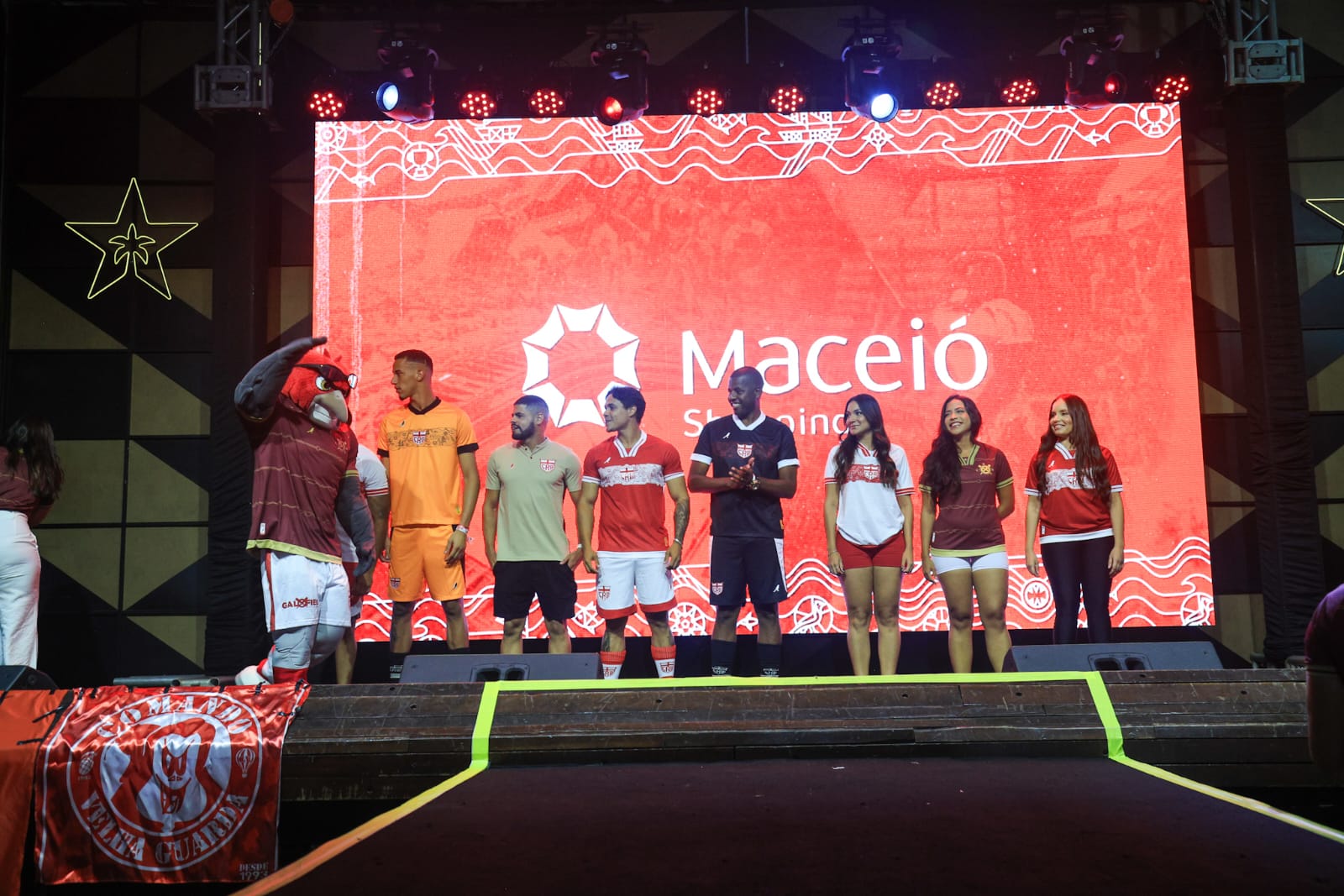 CRB apresenta nova coleção de uniformes para temporada 2025 em noite de festa em Maceió