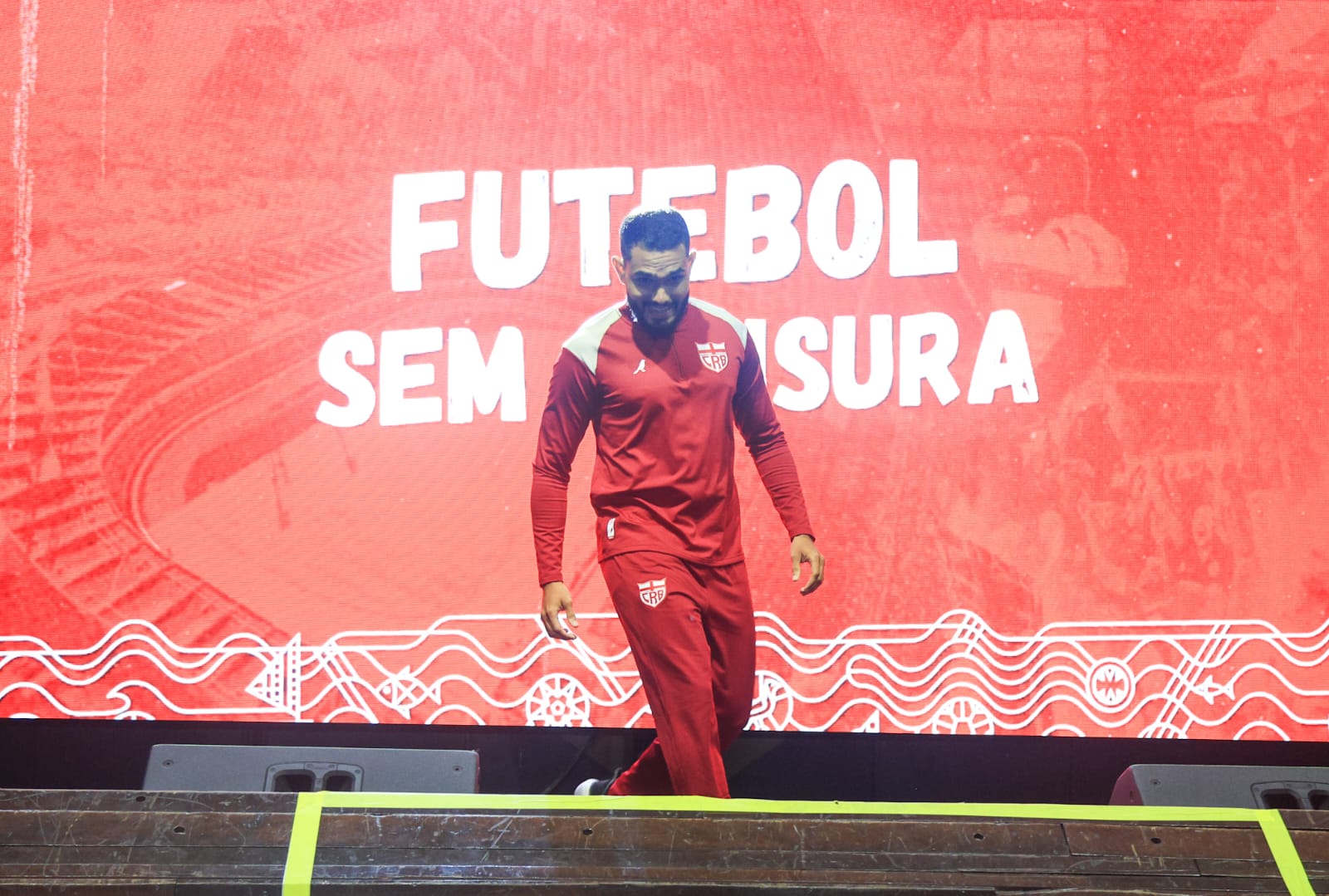 CRB apresenta nova coleção de uniformes para temporada 2025 em noite de festa em Maceió