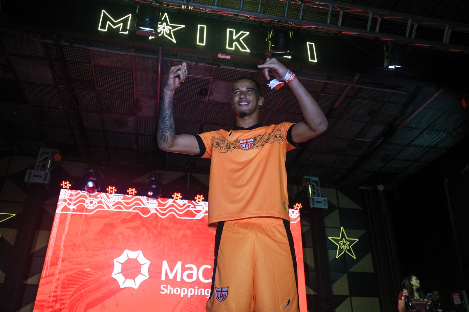 CRB apresenta nova coleção de uniformes para temporada 2025 em noite de festa em Maceió