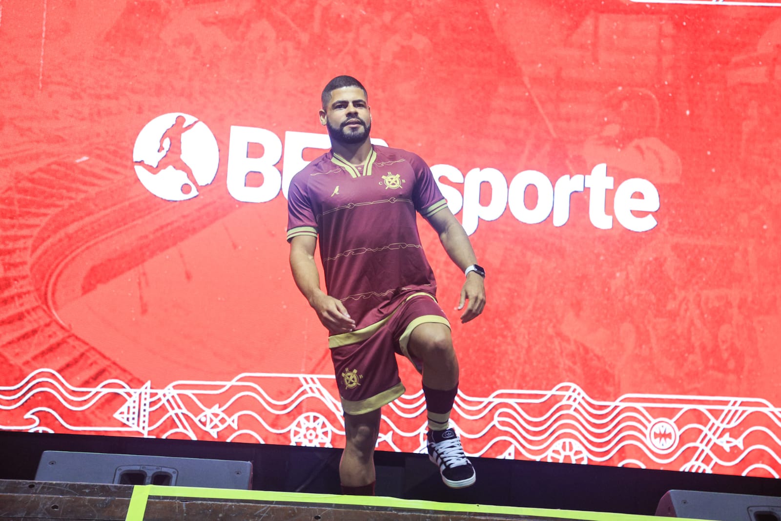 CRB apresenta nova coleção de uniformes para temporada 2025 em noite de festa em Maceió