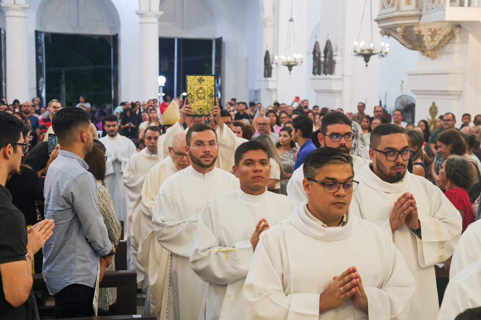 Fiéis participam da Missa da Ceia do Senhor e acompanham o rito do lava-pés na Catedral de Maceió