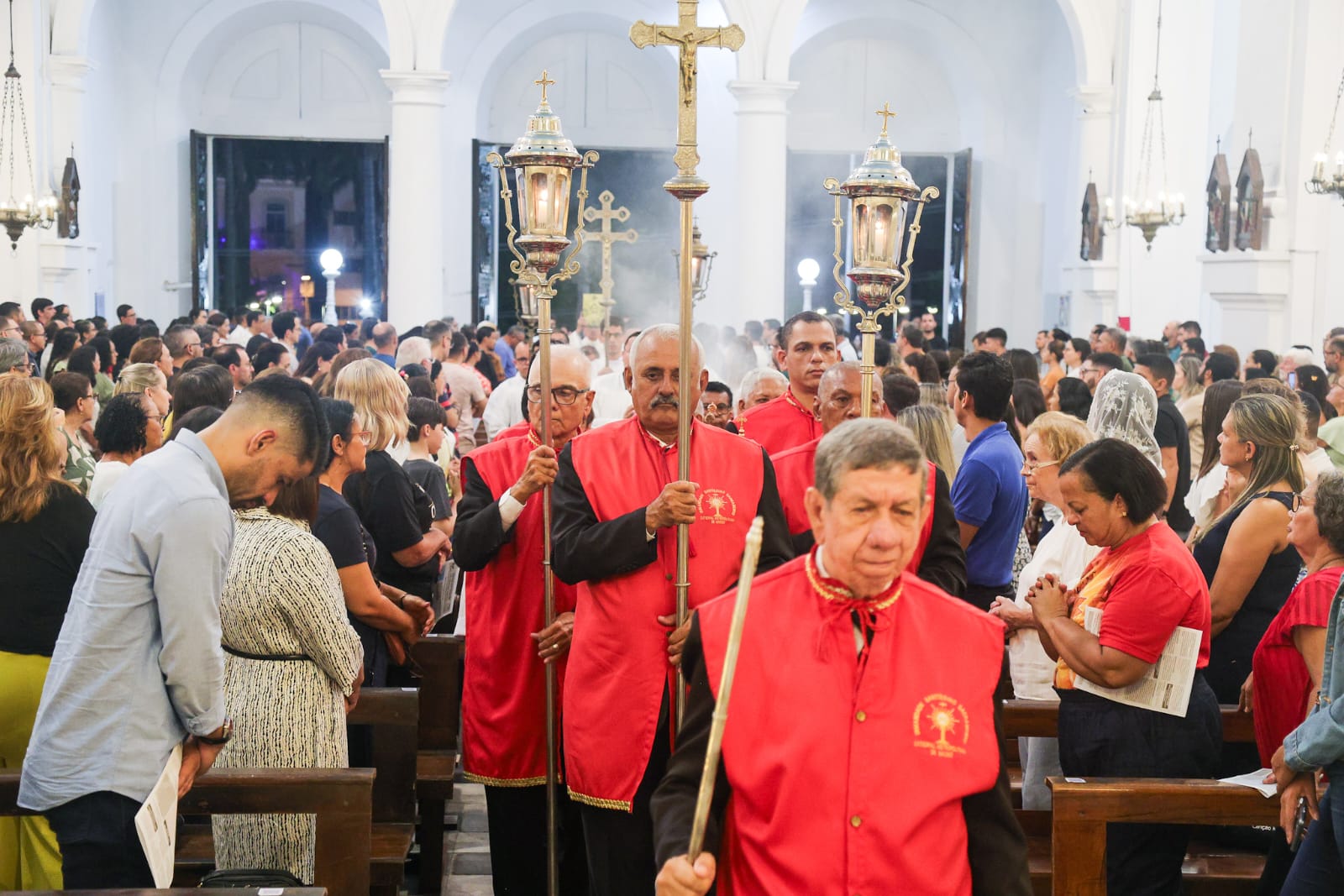 Fiéis participam da Missa da Ceia do Senhor e acompanham o rito do lava-pés na Catedral de Maceió