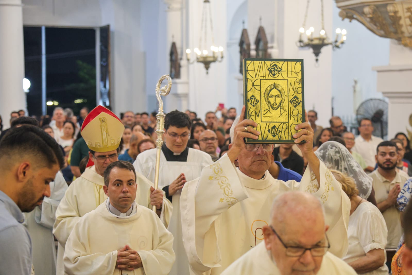 Fiéis participam da Missa da Ceia do Senhor e acompanham o rito do lava-pés na Catedral de Maceió