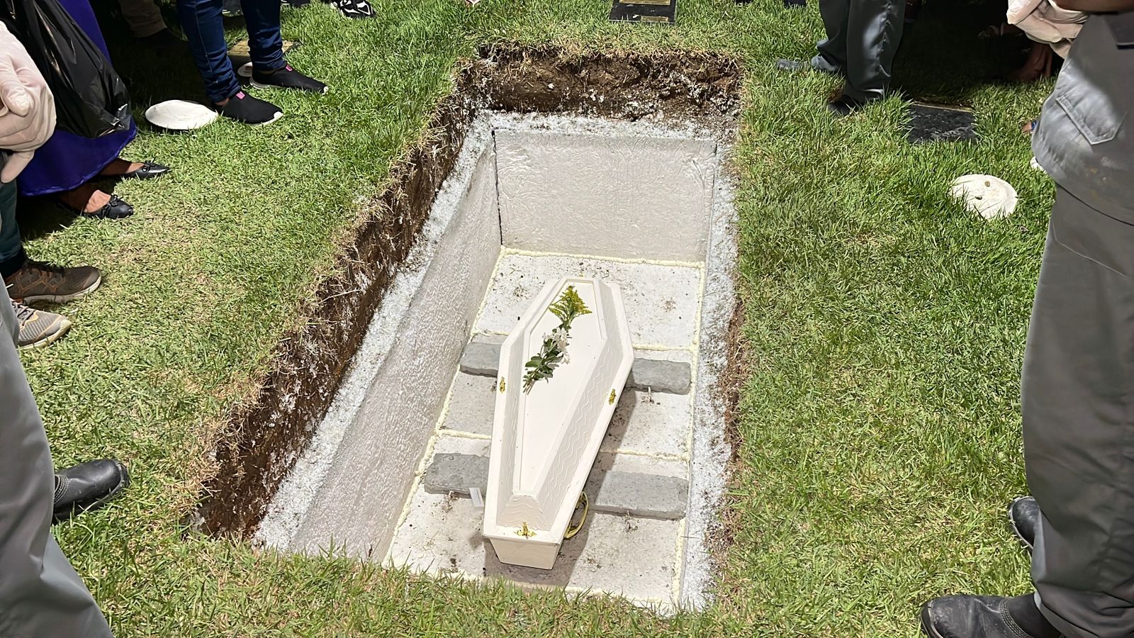 Mãe e filha assassinadas em Maceió são sepultadas sob comoção e pedidos de justiça