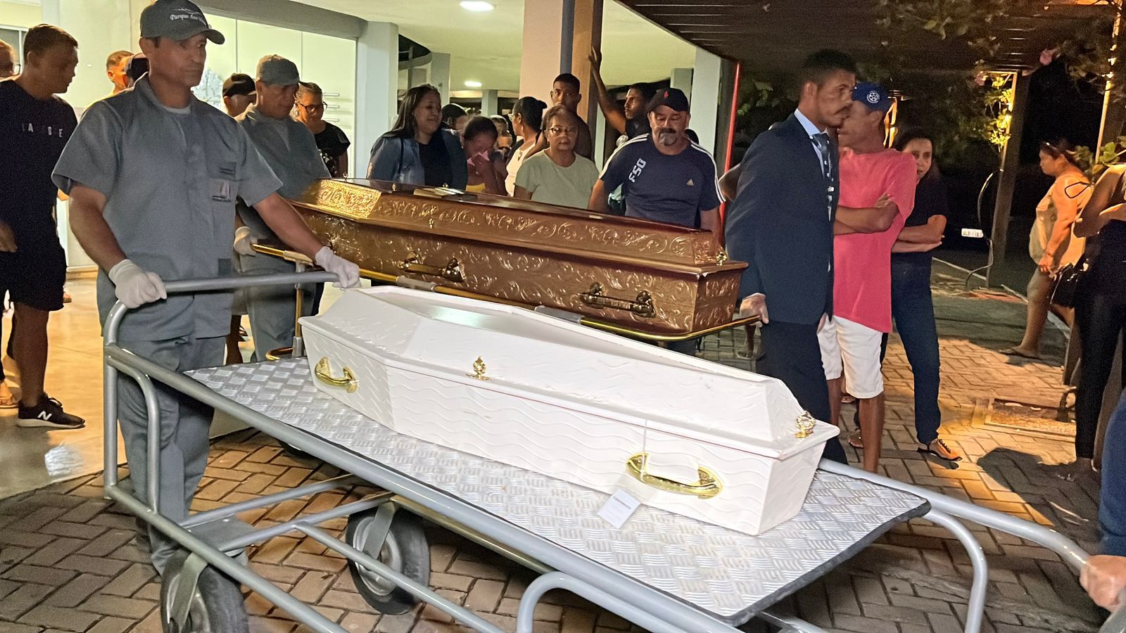 Mãe e filha assassinadas em Maceió são sepultadas sob comoção e pedidos de justiça