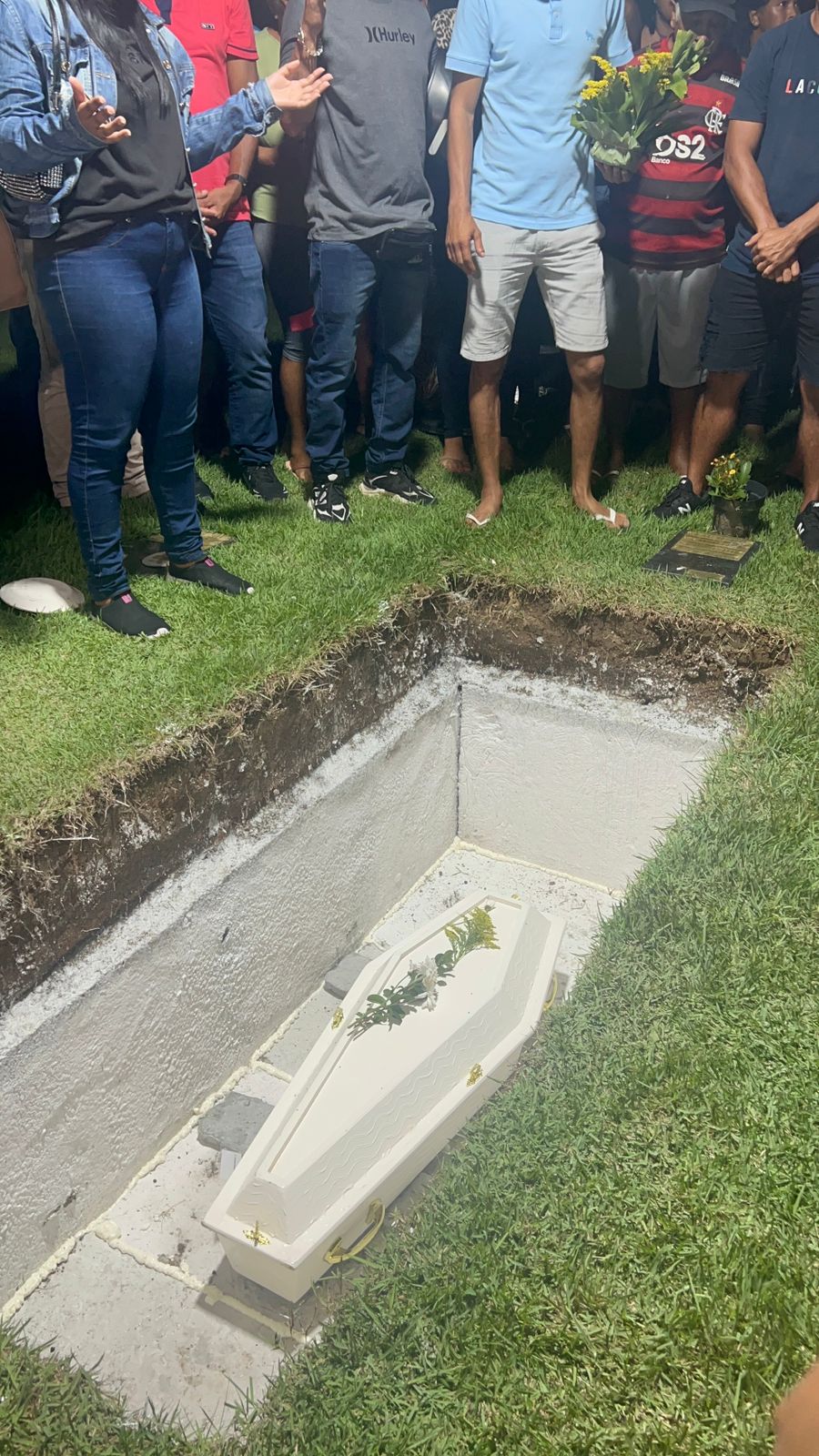 Mãe e filha assassinadas em Maceió são sepultadas sob comoção e pedidos de justiça