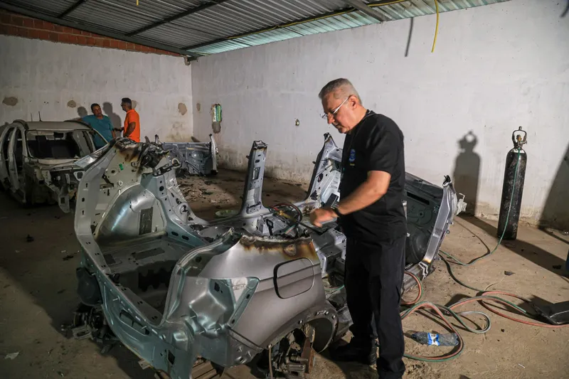 Galpão usado para desmanche de veículos é descoberto na Av. Fernandes Lima