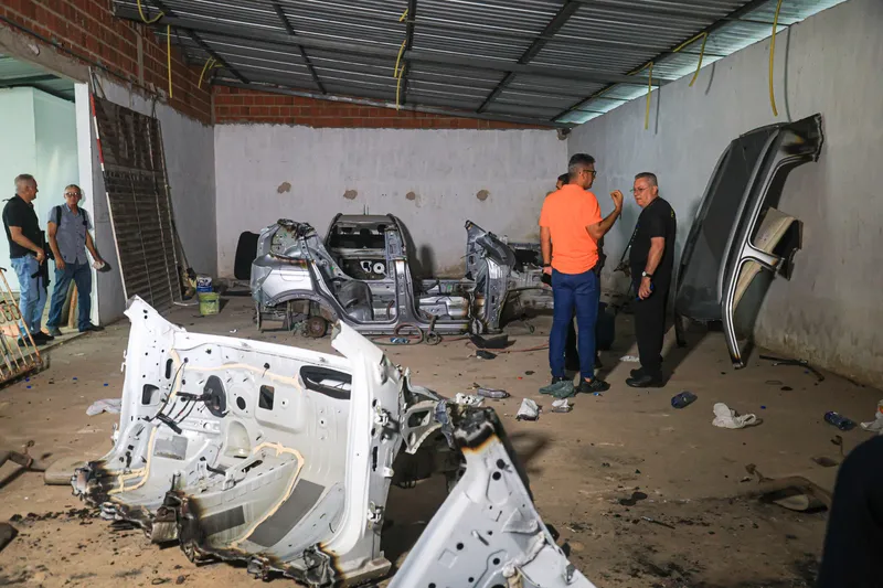 Galpão usado para desmanche de veículos é descoberto na Av. Fernandes Lima