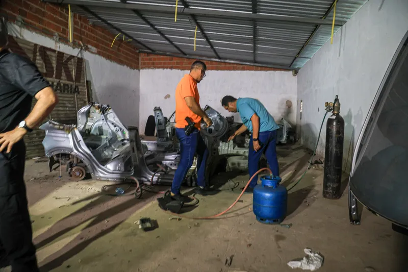 Veja fotos e vídeo de galpão usado para desmanche de veículos na Av. Fernandes Lima