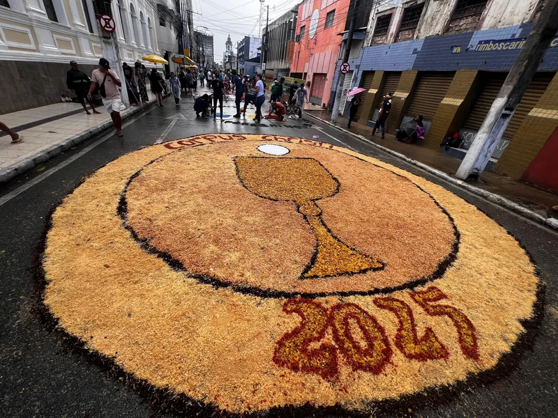 Procissão de Corpus Christi leva centenas de fiéis às ruas do centro de Maceió