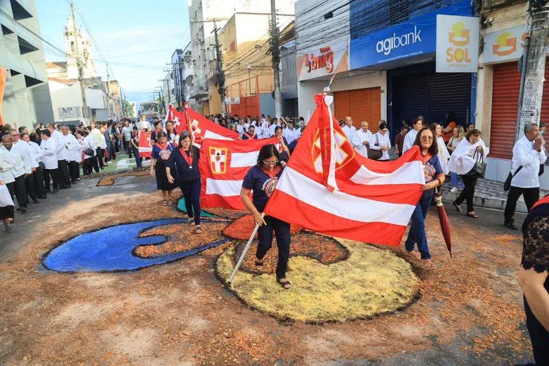 Procissão de Corpus Christi leva centenas de fiéis às ruas do centro de Maceió