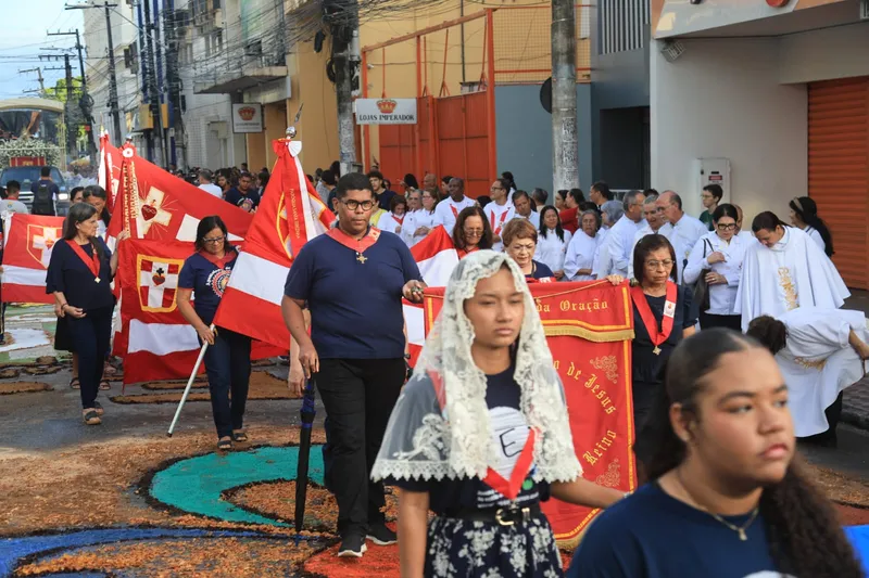 Procissão de Corpus Christi leva centenas de fiéis às ruas do centro de Maceió