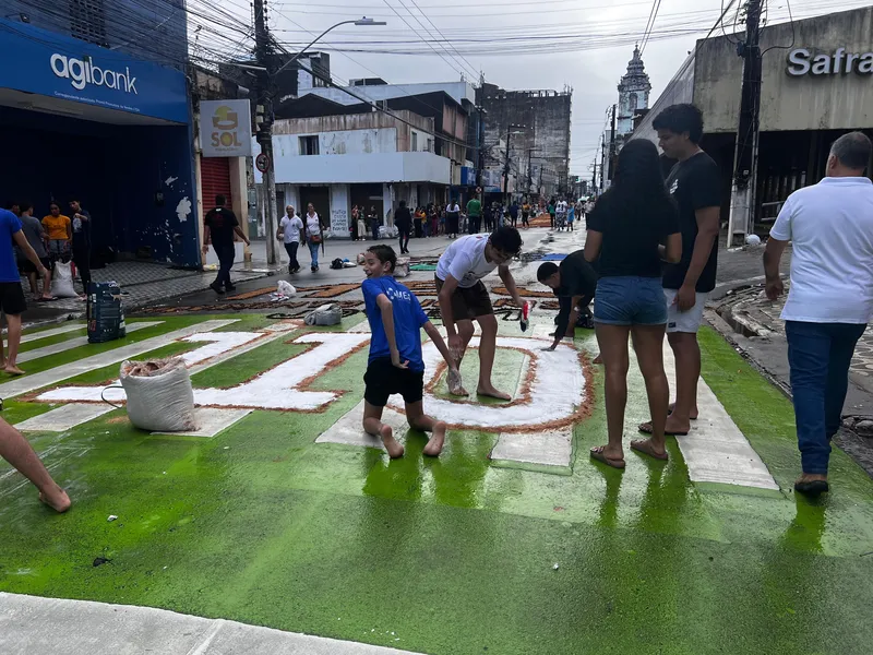Procissão de Corpus Christi leva centenas de fiéis às ruas do centro de Maceió