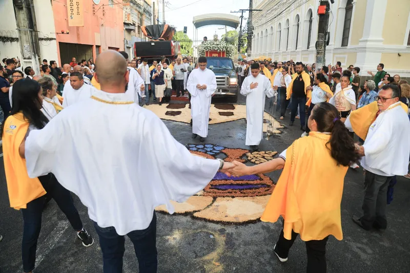 Procissão de Corpus Christi leva centenas de fiéis às ruas do centro de Maceió
