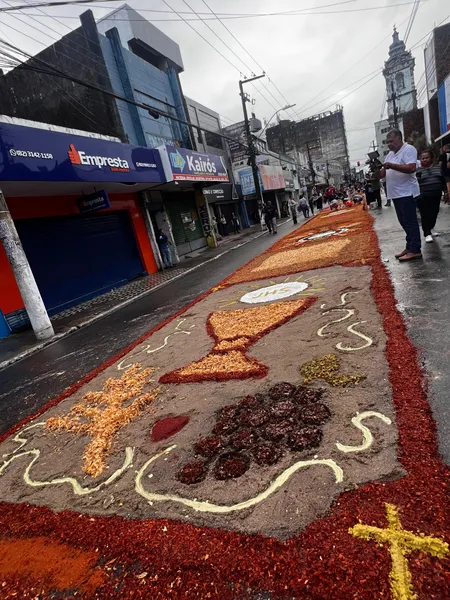 Procissão de Corpus Christi leva centenas de fiéis às ruas do centro de Maceió