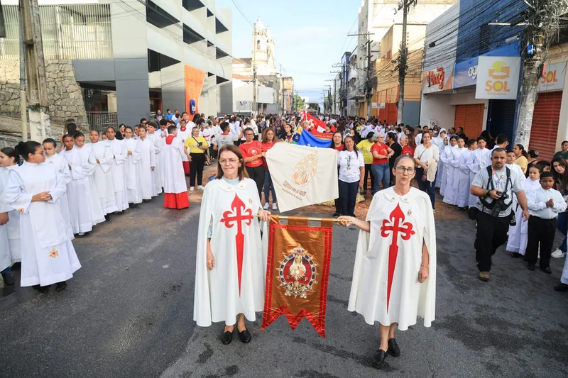 Procissão de Corpus Christi leva centenas de fiéis às ruas do centro de Maceió