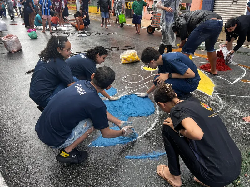 Procissão de Corpus Christi leva centenas de fiéis às ruas do centro de Maceió