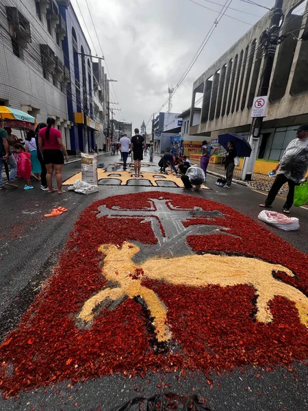 Procissão de Corpus Christi leva centenas de fiéis às ruas do centro de Maceió