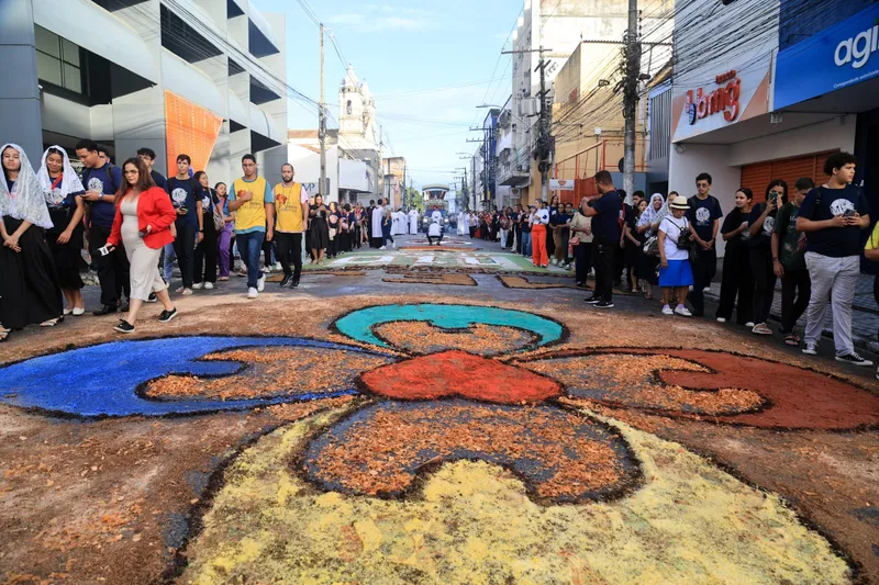 Procissão de Corpus Christi leva centenas de fiéis às ruas do centro de Maceió