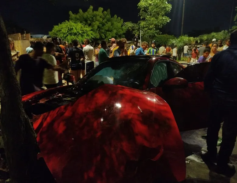 Pânico, carro de luxo e correria: motorista de Porsche perde controle e invade Bosque das Arapiracas