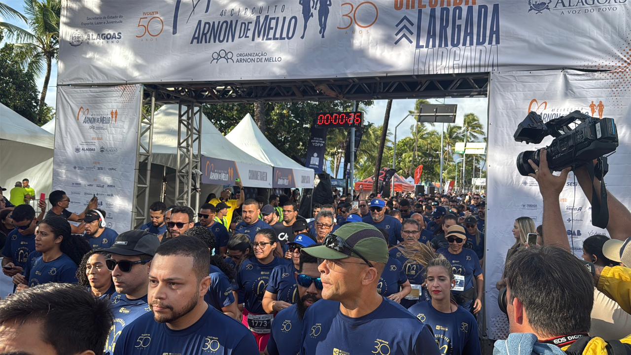 Mais de 4 mil corredores participam do 4º Circuito Arnon de Mello na orla de Maceió