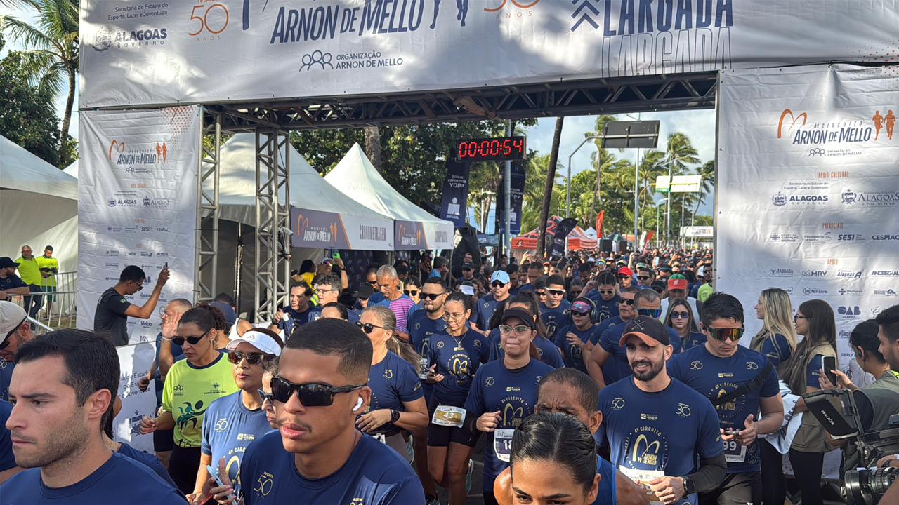 Mais de 4 mil corredores participam do 4º Circuito Arnon de Mello na orla de Maceió