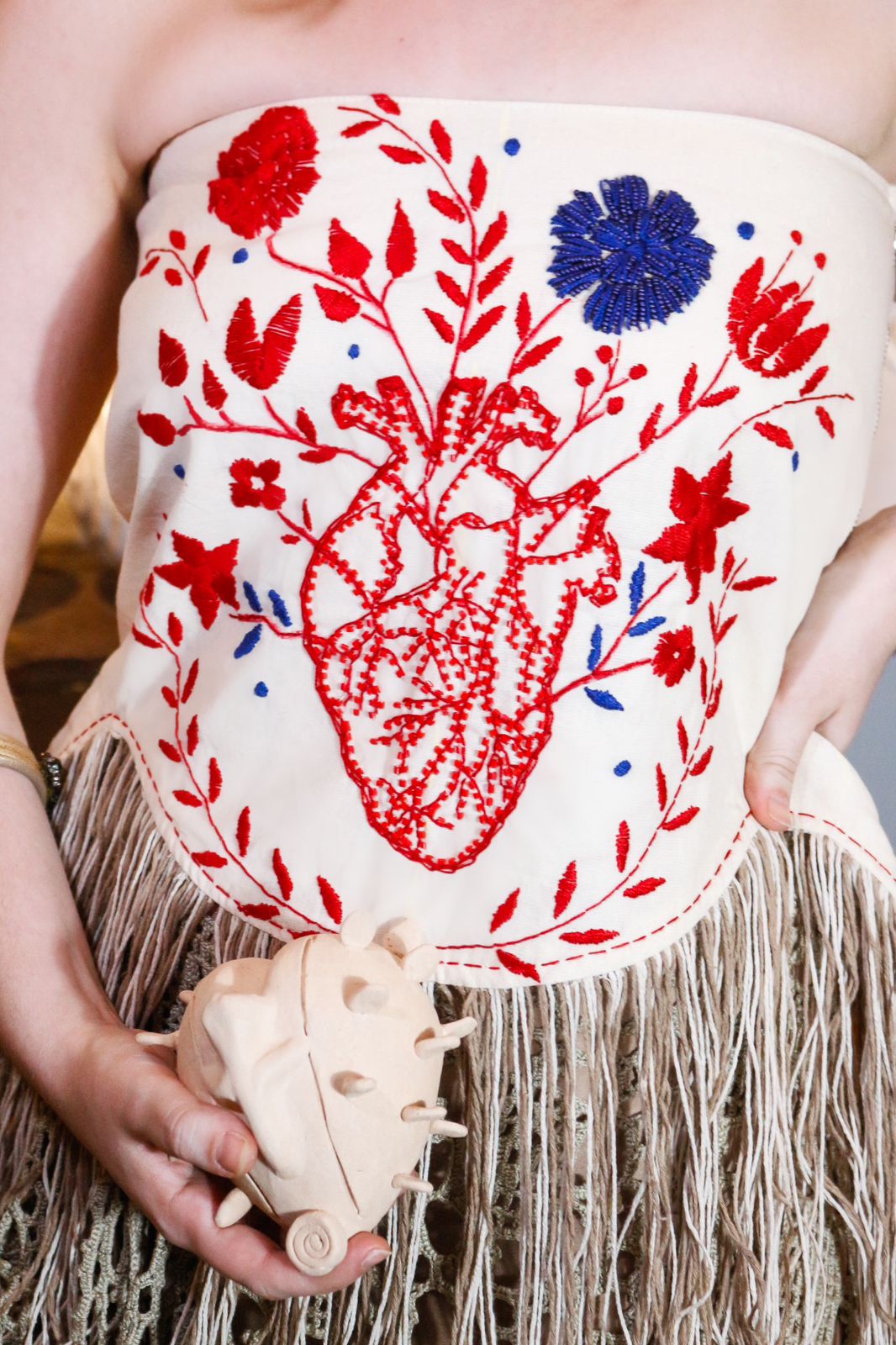Marca alagoana apresenta em Milão coleção que une bordado, moda contemporânea e imaginário nordestino