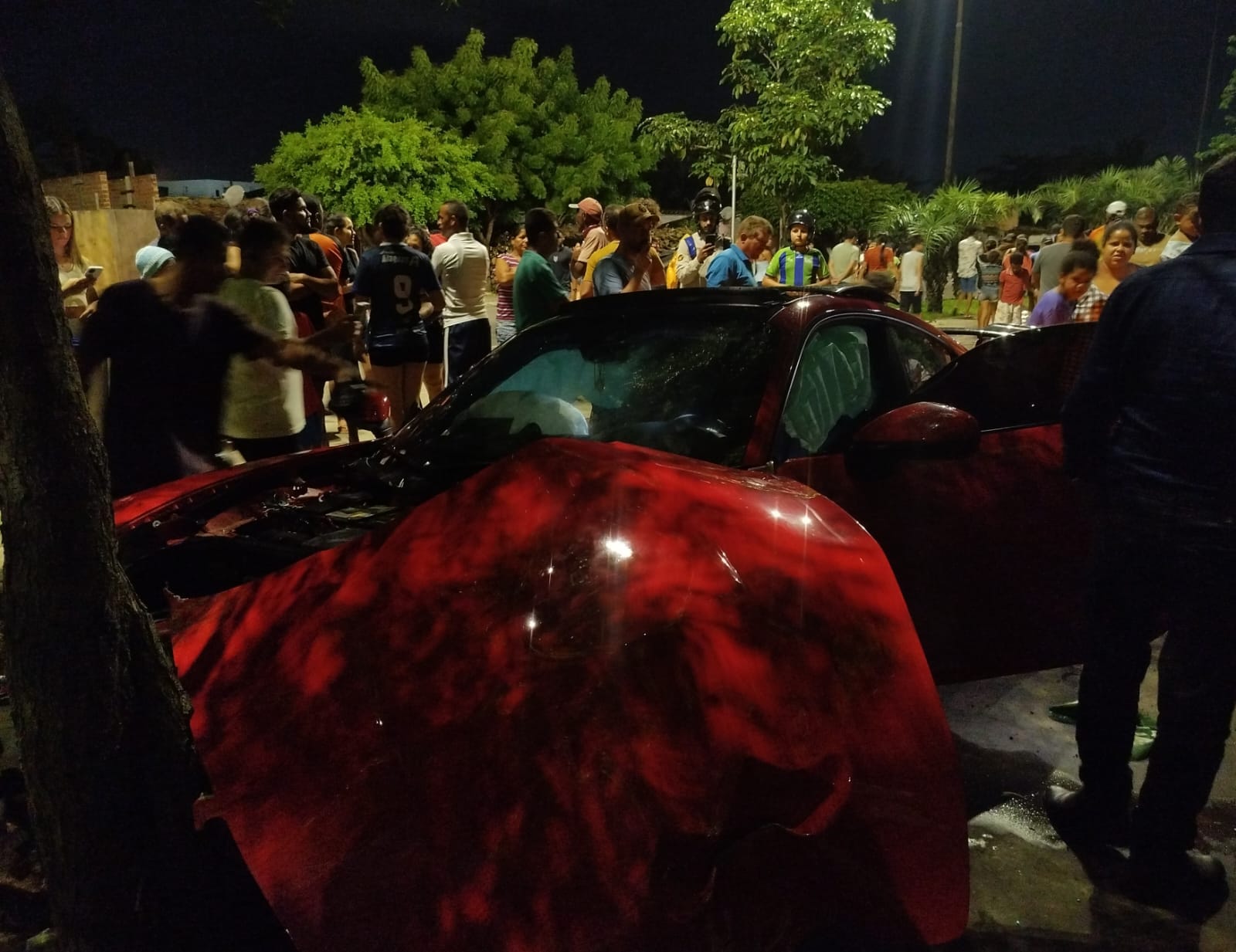 Pânico, carro de luxo e correria: motorista de Porsche perde controle e invade Bosque das Arapiracas