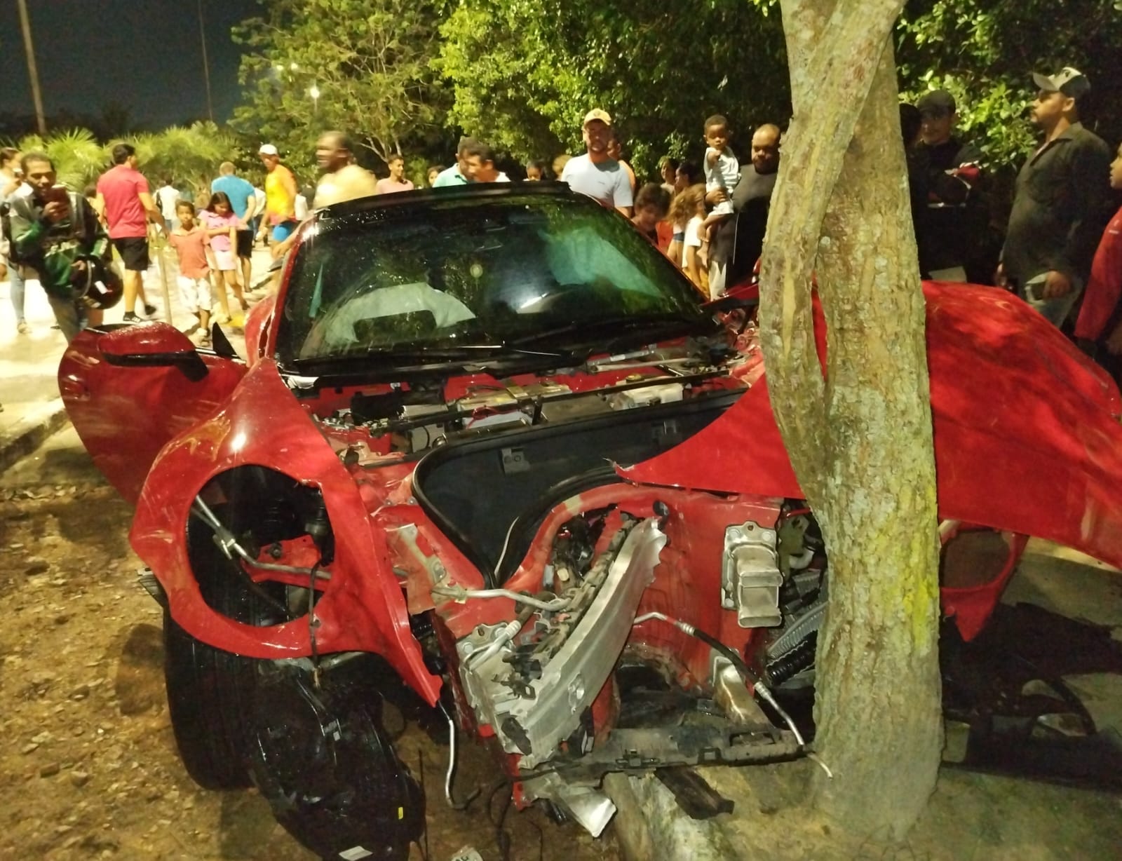 Pânico, carro de luxo e correria: motorista de Porsche perde controle e invade Bosque das Arapiracas